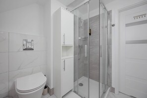 Shower, hair dryer, towels, shampoo - Functional Studio in the Center | Close to Metro and Railway Station (Warszawa)