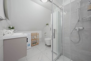 Shower, hair dryer, towels, shampoo - Functional Studio in the Center | Close to Metro and Railway Station (Warszawa)