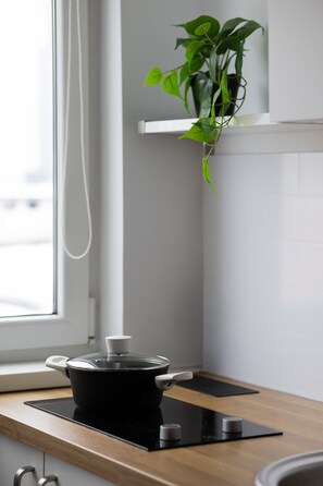 Fridge, microwave, stovetop, electric kettle - Functional Studio in the Center | Close to Metro and Railway Station (Warszawa)