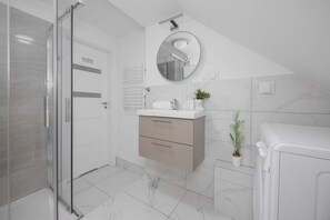 Shower, hair dryer, towels, shampoo - Functional Studio in the Center | Close to Metro and Railway Station (Warszawa)