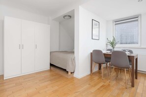 Iron/ironing board, travel cot, WiFi, bed sheets - Functional Studio in the Center | Close to Metro and Railway Station (Warszawa)