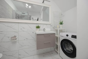 Shower, hair dryer, towels, shampoo - Spacious Studio in the Center | Mezzanine | For 6 Persons (Warszawa)