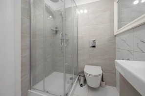 Regadera, secadora de cabello, toallas, shampoo 