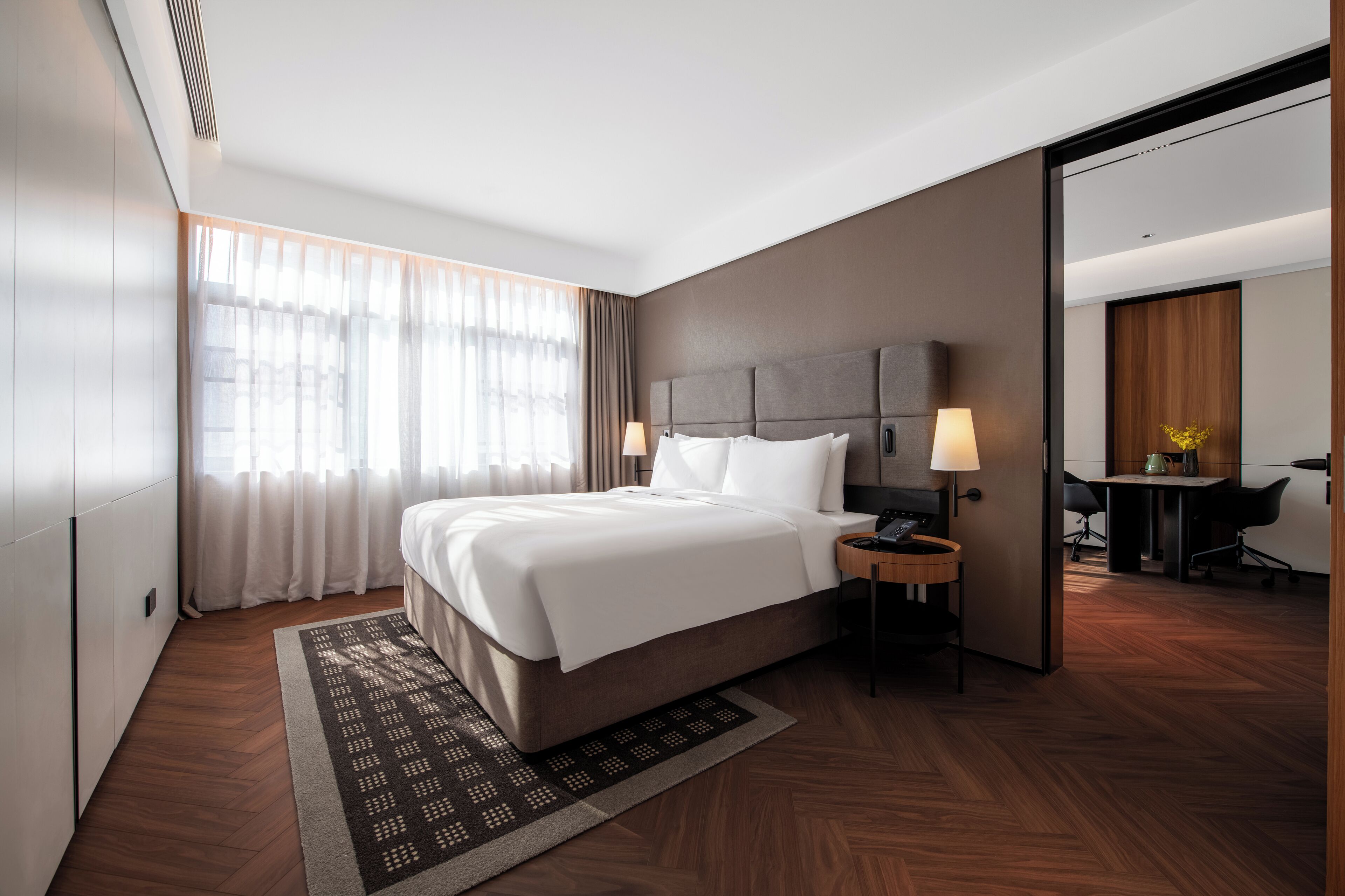 Apartamento Premier, cocina básica, vistas a la ciudad | Escritorio, espacio para trabajar con un portátil, cortinas opacas