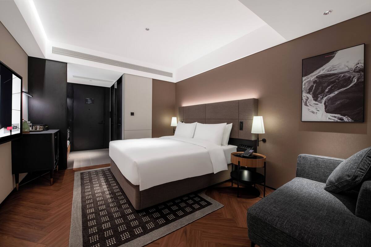 Habitación básica doble, Servicio de limpieza, vistas a la ciudad | Escritorio, espacio para trabajar con un portátil, cortinas opacas