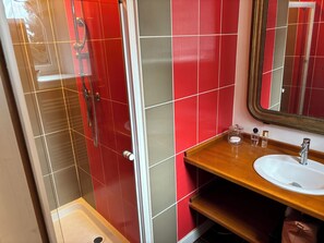Dusch, hårtork, handdukar och toalettpapper