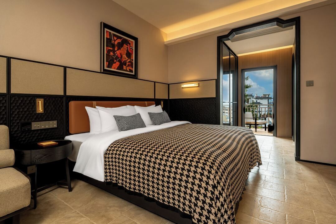 Habitación sénior doble | Minibar con artículos gratuitos, escritorio, cortinas opacas