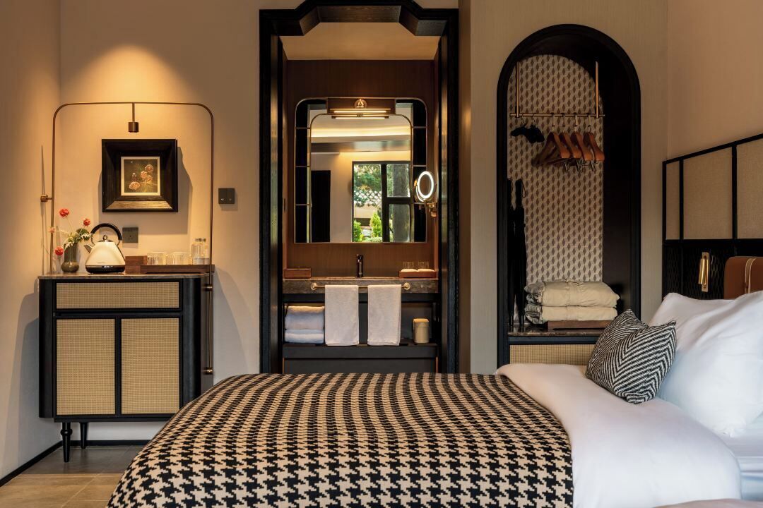 Habitación sénior con 2 camas individuales | Minibar con artículos gratuitos, escritorio, cortinas opacas