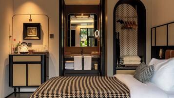 Senior Twin Room | Free minibar, desk, blackout drapes, iron/ironing board