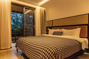 Familiesuite | Minibar (inkludert), skrivebord, blendingsgardiner og strykejern/-brett