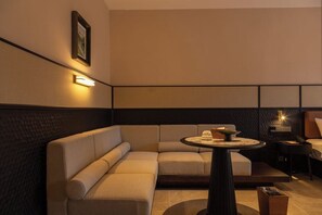 Habitación ejecutiva doble | Minibar con artículos gratuitos, escritorio, cortinas opacas