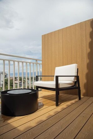 Habitación sénior doble | Minibar con artículos gratuitos, escritorio, cortinas opacas