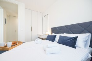 2 bedrooms, desk, iron/ironing board, travel cot - Alpha Level Apartment (Zadar)
