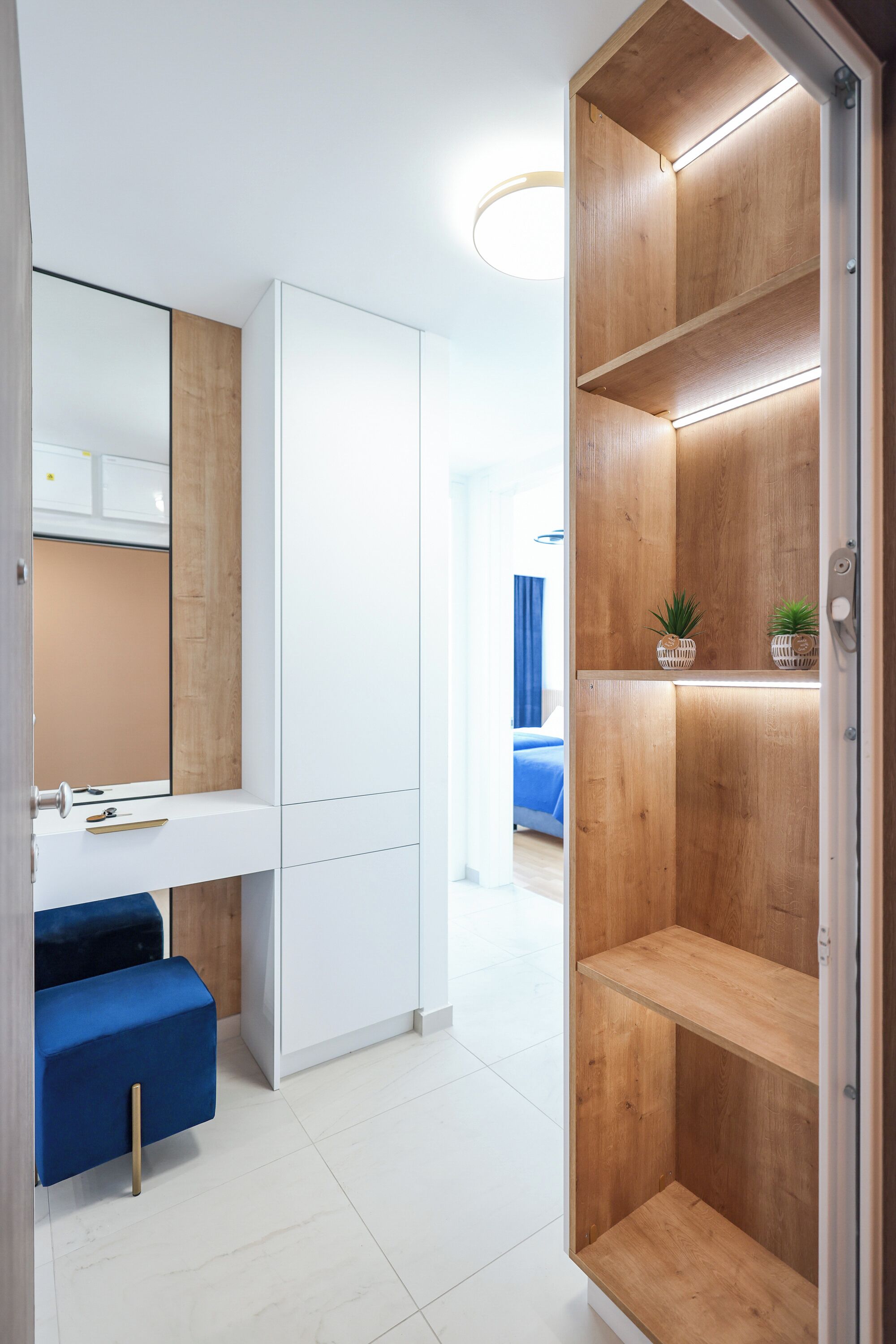 2 bedrooms, desk, iron/ironing board, travel cot