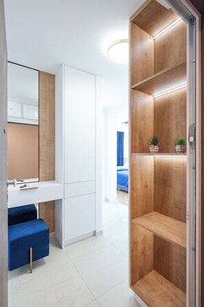 2 bedrooms, desk, iron/ironing board, travel cot - Alpha Level Apartment (Zadar)