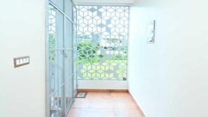 Ein schmaler Flur mit einem Metallgitter, das zu einem Balkon führt.