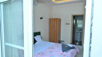 Deluxe Room, 1 Queen Bed, Air conditioning | Free WiFi