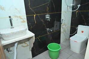 シャワー、タオル、石鹸、シャンプー