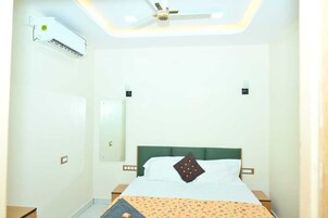 Deluxe Room, 1 Queen Bed, Air conditioning | Free WiFi