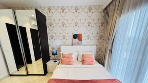 Une chambre à coucher comprenant un lit, une table de chevet, une lampe, un miroir et une armoire.