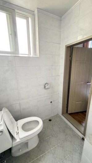 Standard Double Room | Bathroom - Mint Stay (Jeju)