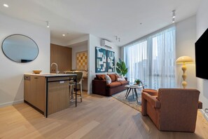 Smart TV, books - Stylish Queensbridge 1BR | Pool, Gym & City Views (Southbank)