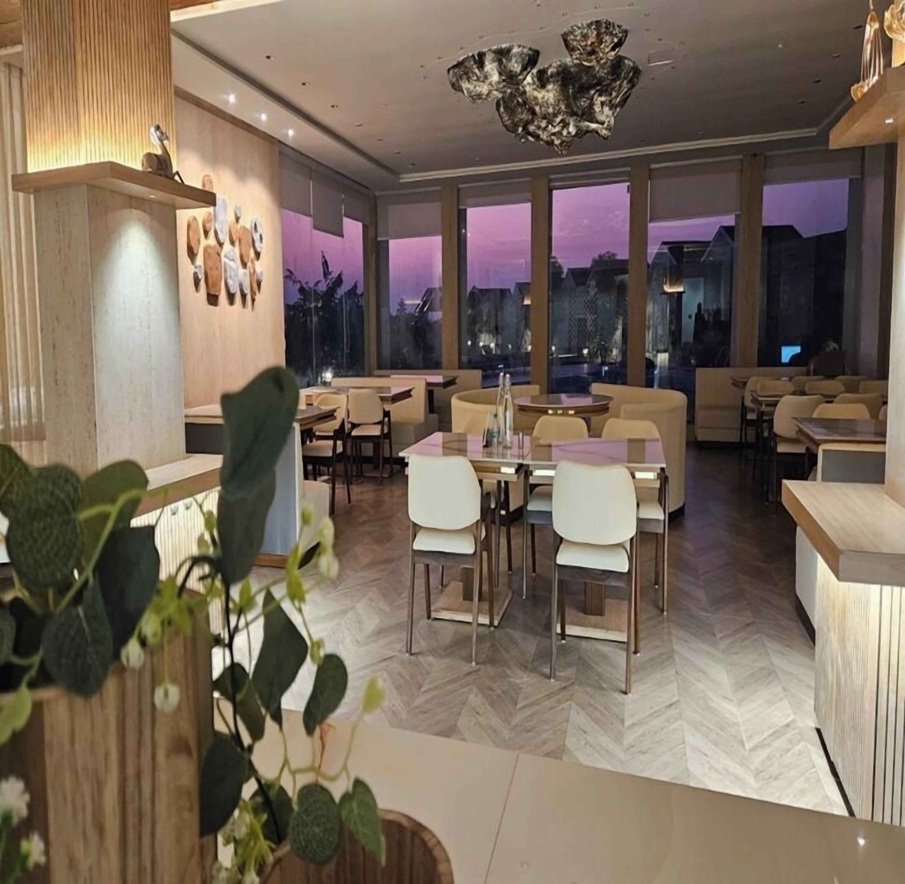 Breakfast, lunch and dinner served