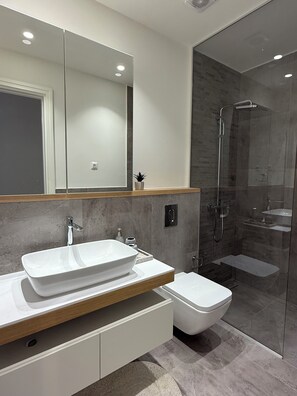 Shower, hair dryer, towels, soap - Lustica Centrale 2-bedroom apartment with pool access (Radovići)