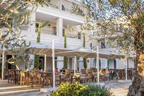 Outdoor dining - Lustica Centrale 2-bedroom apartment with pool access (Radovići)