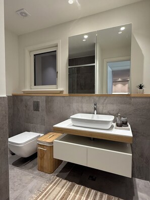 Shower, hair dryer, towels, soap - Lustica Centrale 2-bedroom apartment with pool access (Radovići)