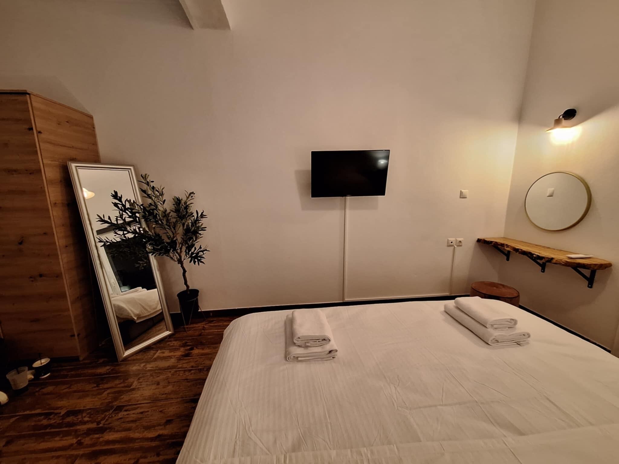 1 間睡房、房內夾萬、書桌、熨斗/熨衫板