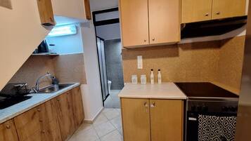 Refrigerador, horno, parrilla de estufa y cafetera y tetera