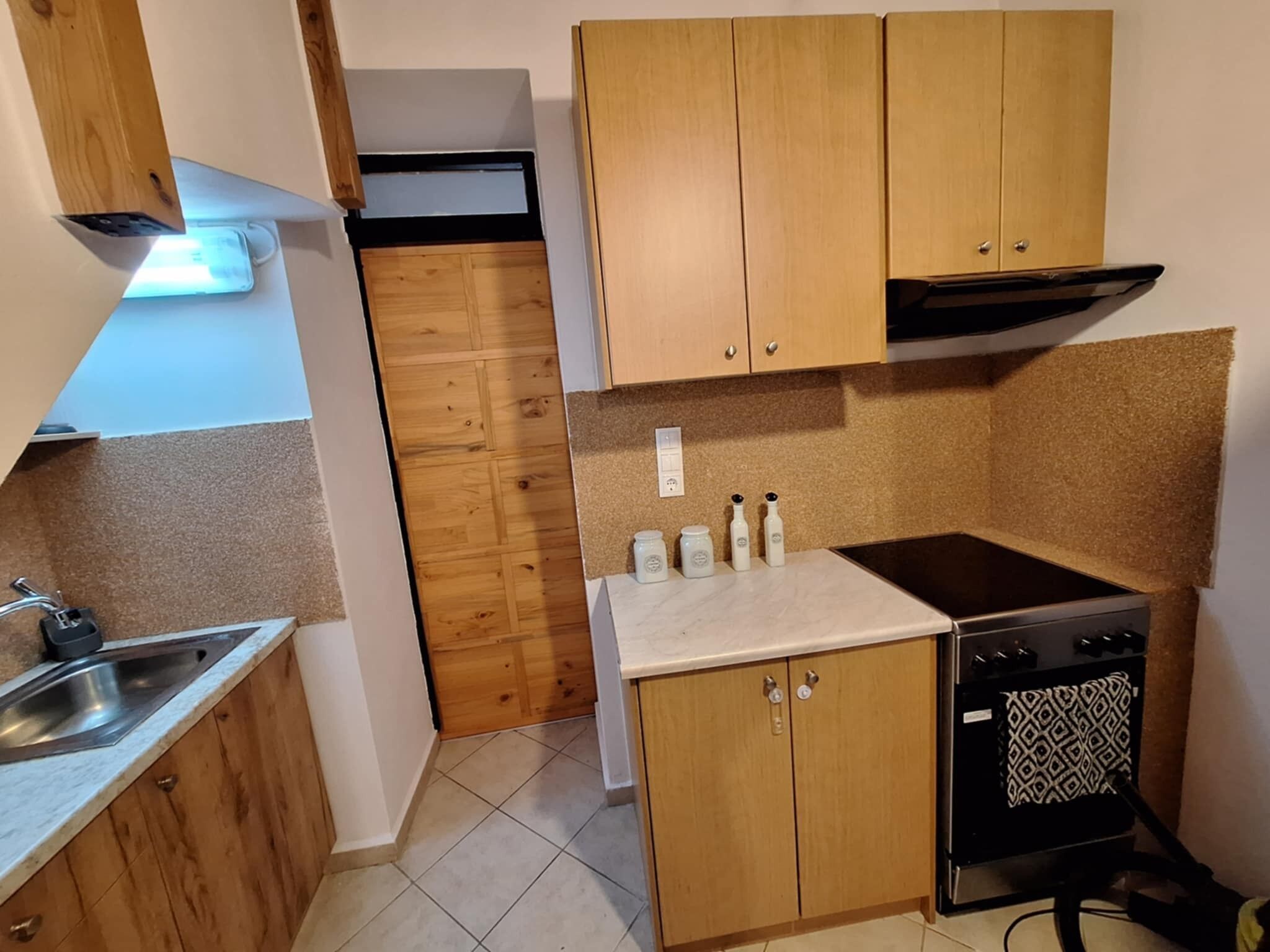 Fridge, oven, stovetop, coffee/tea maker