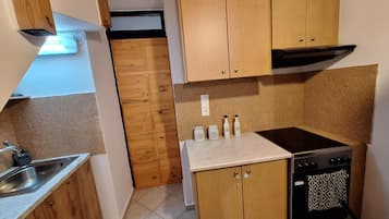 Fridge, oven, stovetop, coffee/tea maker