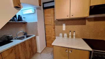 Geladeira, fogão, cooktop, cafeteira/chaleira