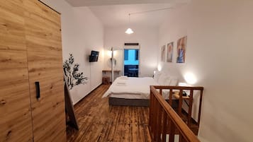 1 quarto, cofres nos quartos, escrivaninha