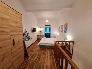1 quarto, cofres nos quartos, escrivaninha