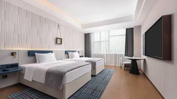 Escritorio, espacio para trabajar con laptop y wifi gratis