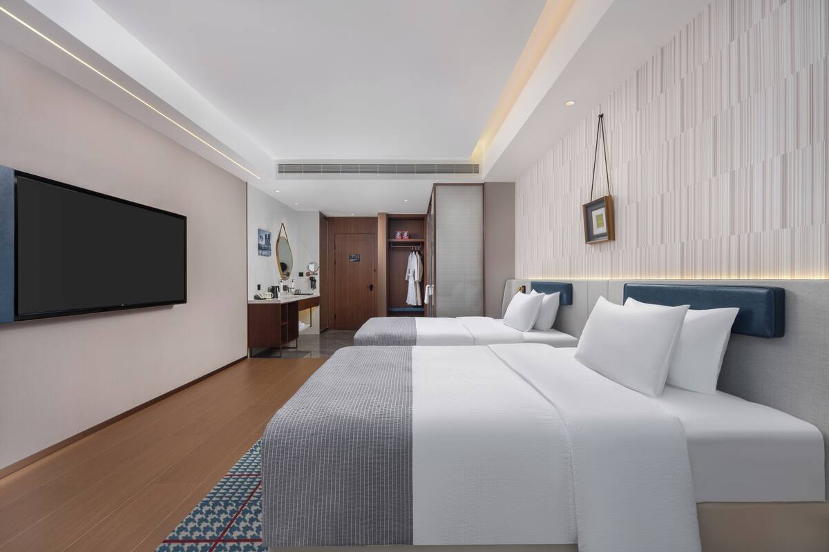 Comfort Twin Room, City View | Desk, laptop workspace, free WiFi