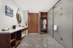 Comfort tvåbäddsrum - utsikt mot staden | Interiör