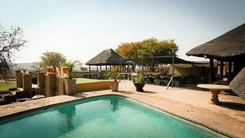 Hồ bơi ngoài trời