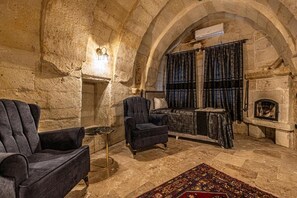 Triple Room, Courtyard View | Interior - Zümrütü Anka Cave (Ürgüp)
