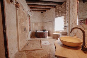 Torvi | Bathroom - Zümrütü Anka Cave (Ürgüp)