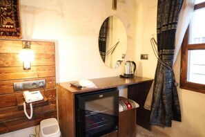 Deluxe Double Room, Balcony, City View | Interior - Zümrütü Anka Cave (Ürgüp)