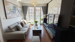 Un salon moderne avec un canapé, une table basse et un téléviseur.
