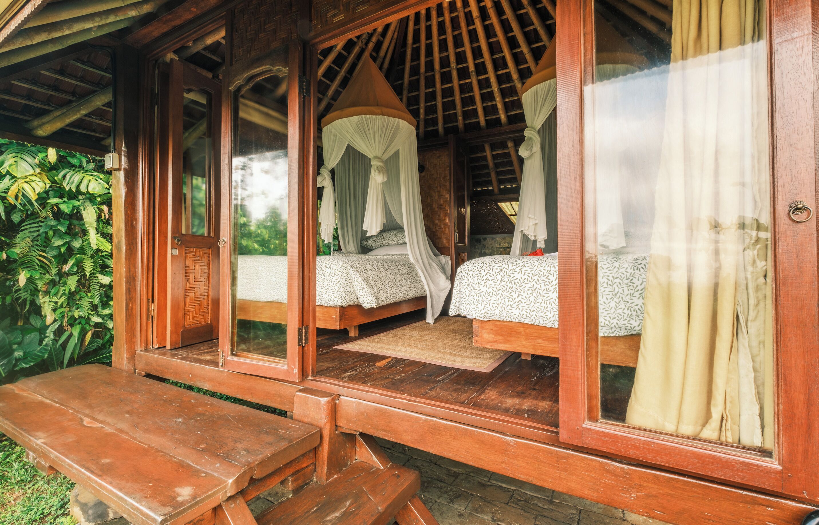 1 bedroom, desk, bed sheets