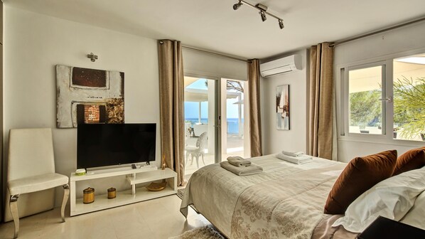 Iron/ironing board, WiFi, bed sheets - Villa Mar Azul Luxury villa in Ibiza with sea views close to the beach - Es Cubells, Ibiza (Es Cubells)