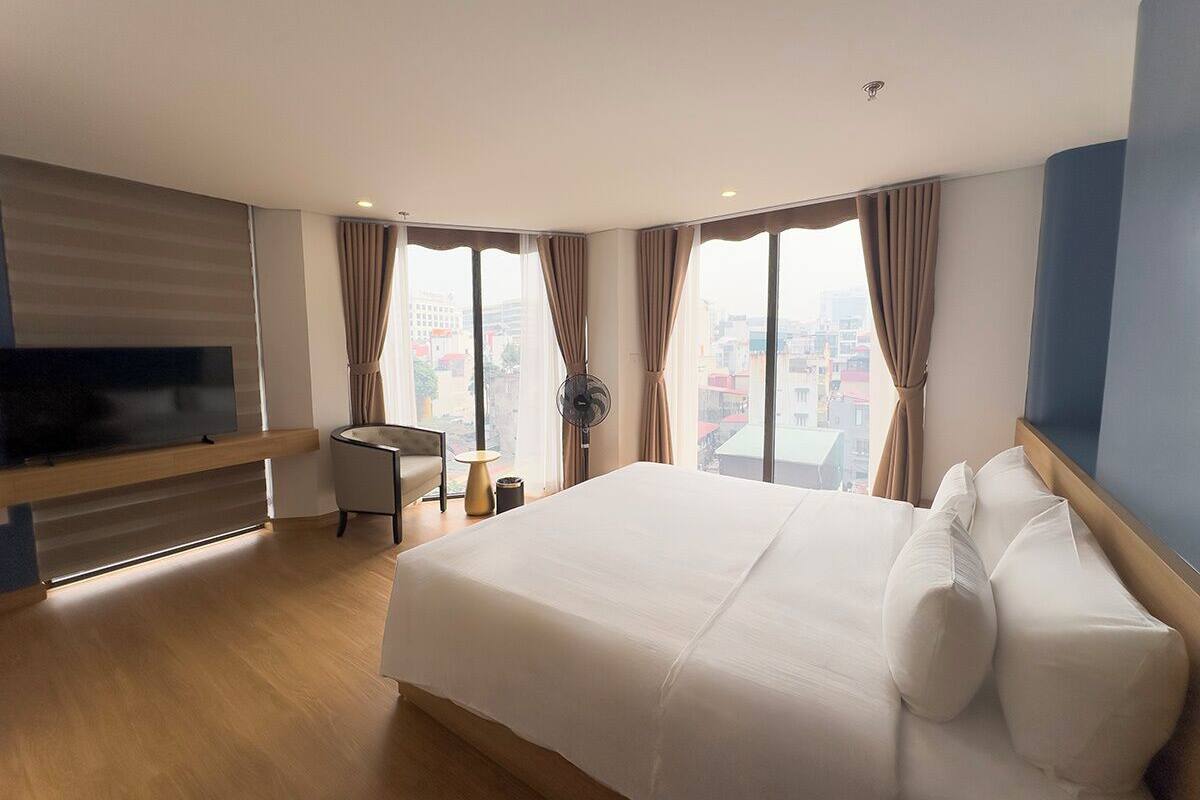 Premium Room | Minibar, in-room safe, blackout drapes, iron/ironing board