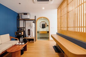 Minibar, coffres-forts dans les chambres, rideaux occultants