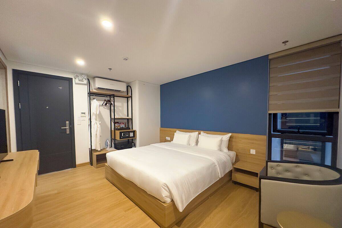 Luxury Room | Minibar, in-room safe, blackout drapes, iron/ironing board